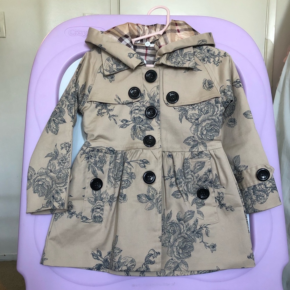 Beautiful girls floral trench coat 🧥 🍁